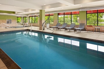 Piscina coperta, con ingresso dalle 06:00 alle 23:00, lettini