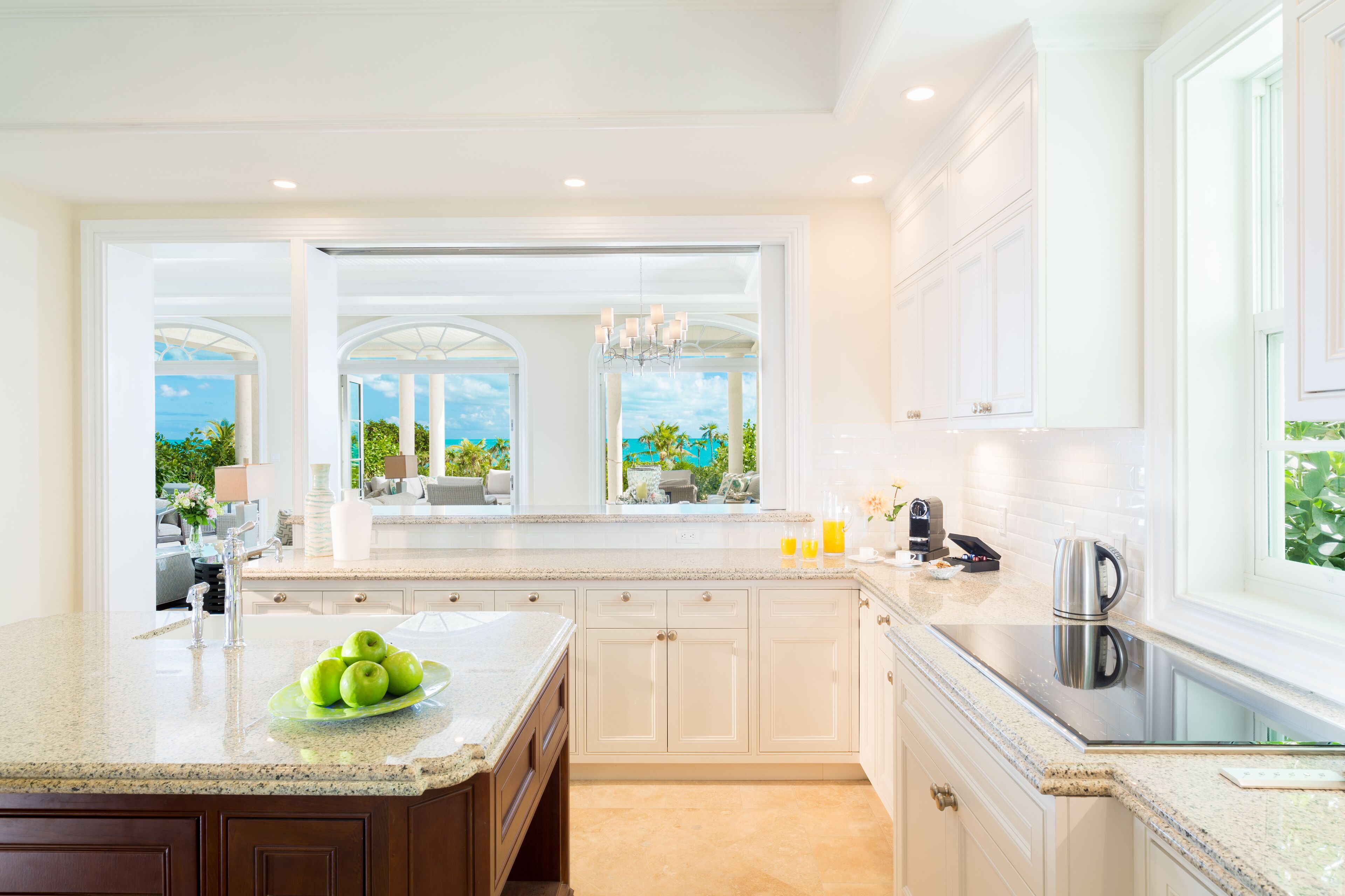 fridge, coffee/tea maker