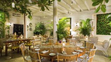 4 restaurants; lunch and dinner served