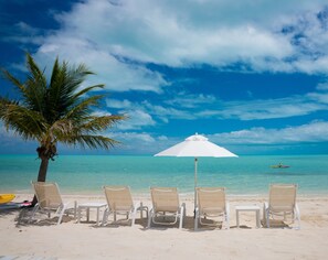 บนชายหาด, ทรายสีขาว, ร่มชายหาด, ผ้าเช็ดตัวชายหาด