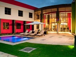 Una piscina al aire libre