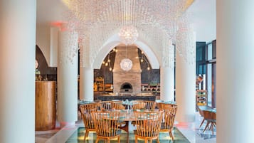 3 restaurantes, café da manhã, culinária internacional