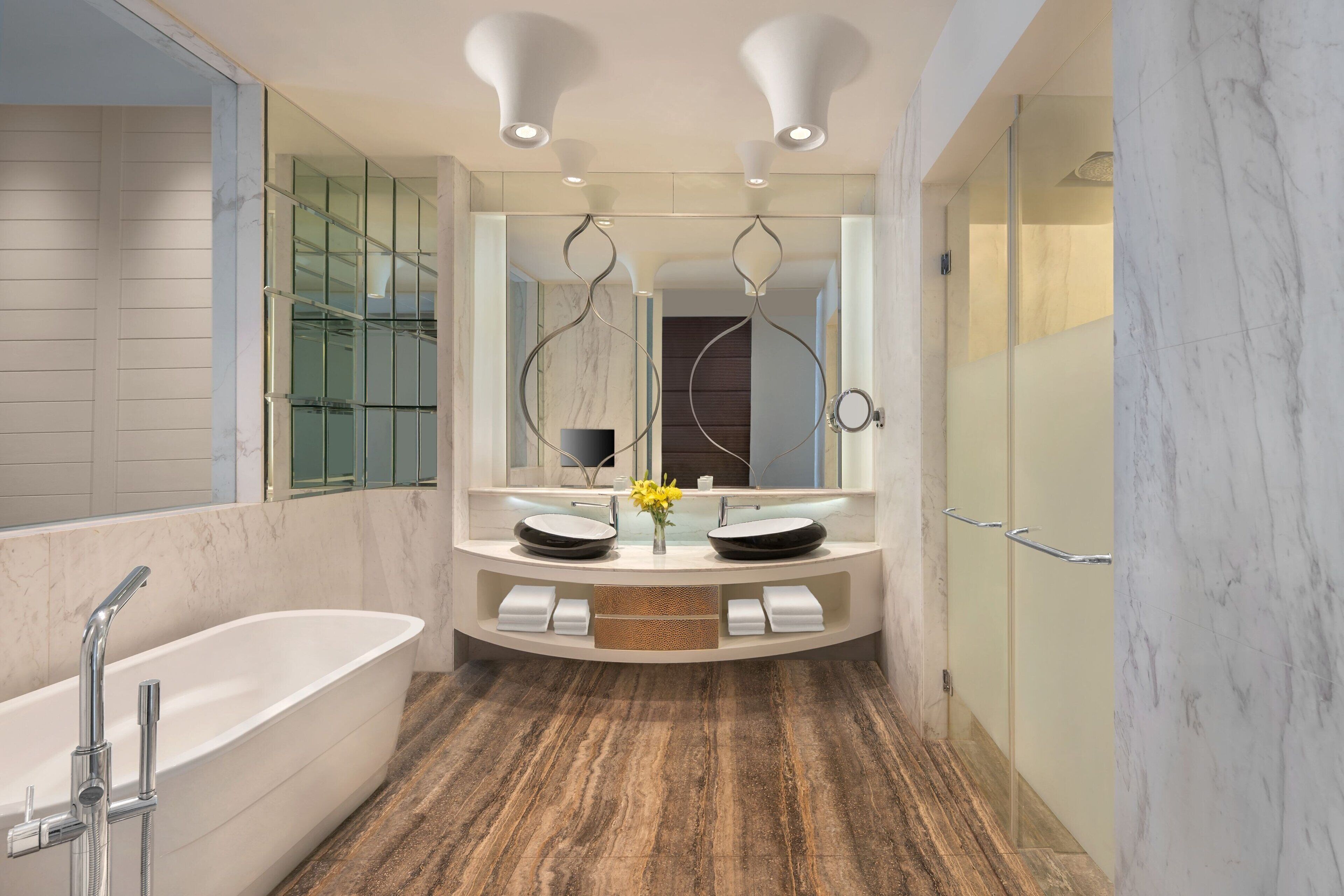 Une salle de bain moderne avec une baignoire sur pieds, un meuble-lavabo à deux vasques et un grand miroir.