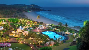 Piscine couverte, tentes de plage, parasols de plage