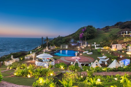 Una piscina techada, 2 piscinas al aire libre