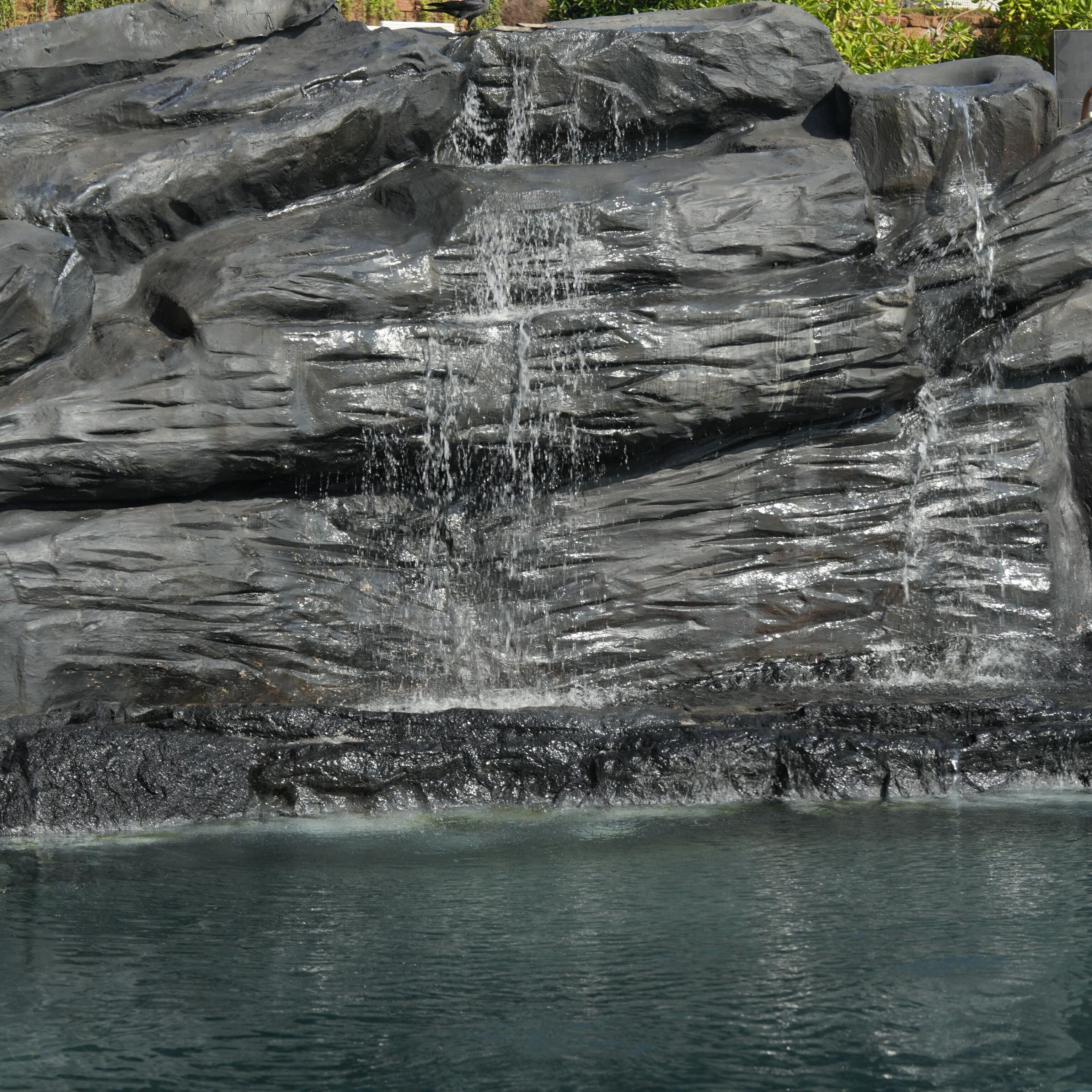 Una cascada de agua que fluye sobre rocas.