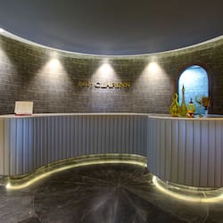Salas de tratamiento para parejas, un sauna, una bañera de hidromasaje