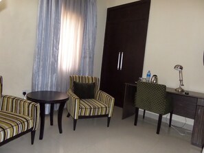 Schreibtisch, kostenloses WLAN, Rollstuhlgeeignet