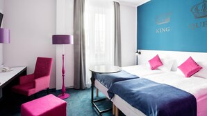 A hotel room with a bed, a desk, a chair, a lamp, and a round table. - ibis Styles Gniezno Stare Miasto (Gniezno)