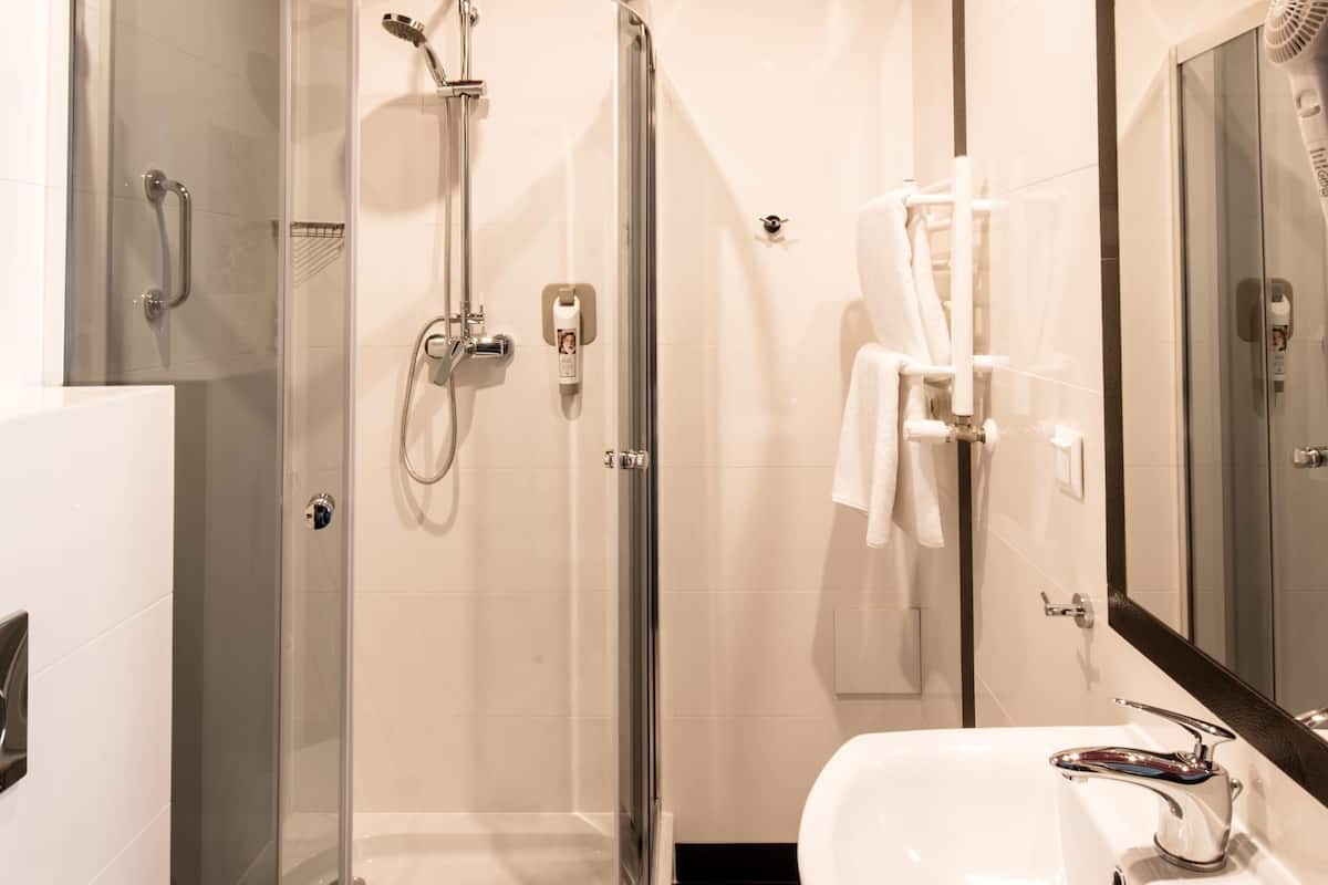 Minibar, coffre-fort, bureau, lit de bébé (gratuit)