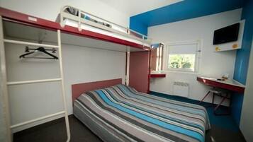Habitación con literas, un escritorio y un espejo.
