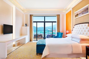 Premium bedding, down comforters, in-room safe, individually decorated