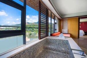 Premium bedding, down comforters, in-room safe, individually decorated