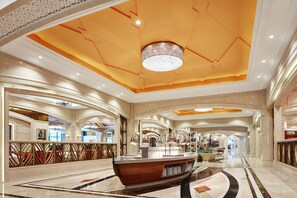 2 restaurantes; se sirve desayuno, almuerzo y cena; cocina internacional