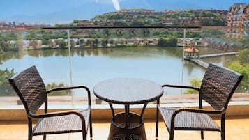 Quarto, 2 camas de casal, vista para o lago | Vista para o lago