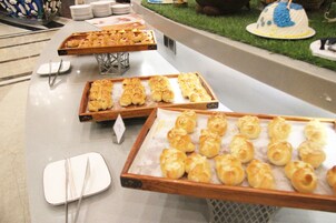 Desayuno con opciones de la cocina local todos los días (con cargo)