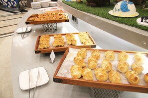 Daily local cuisine breakfast (CNY 128 per person)
