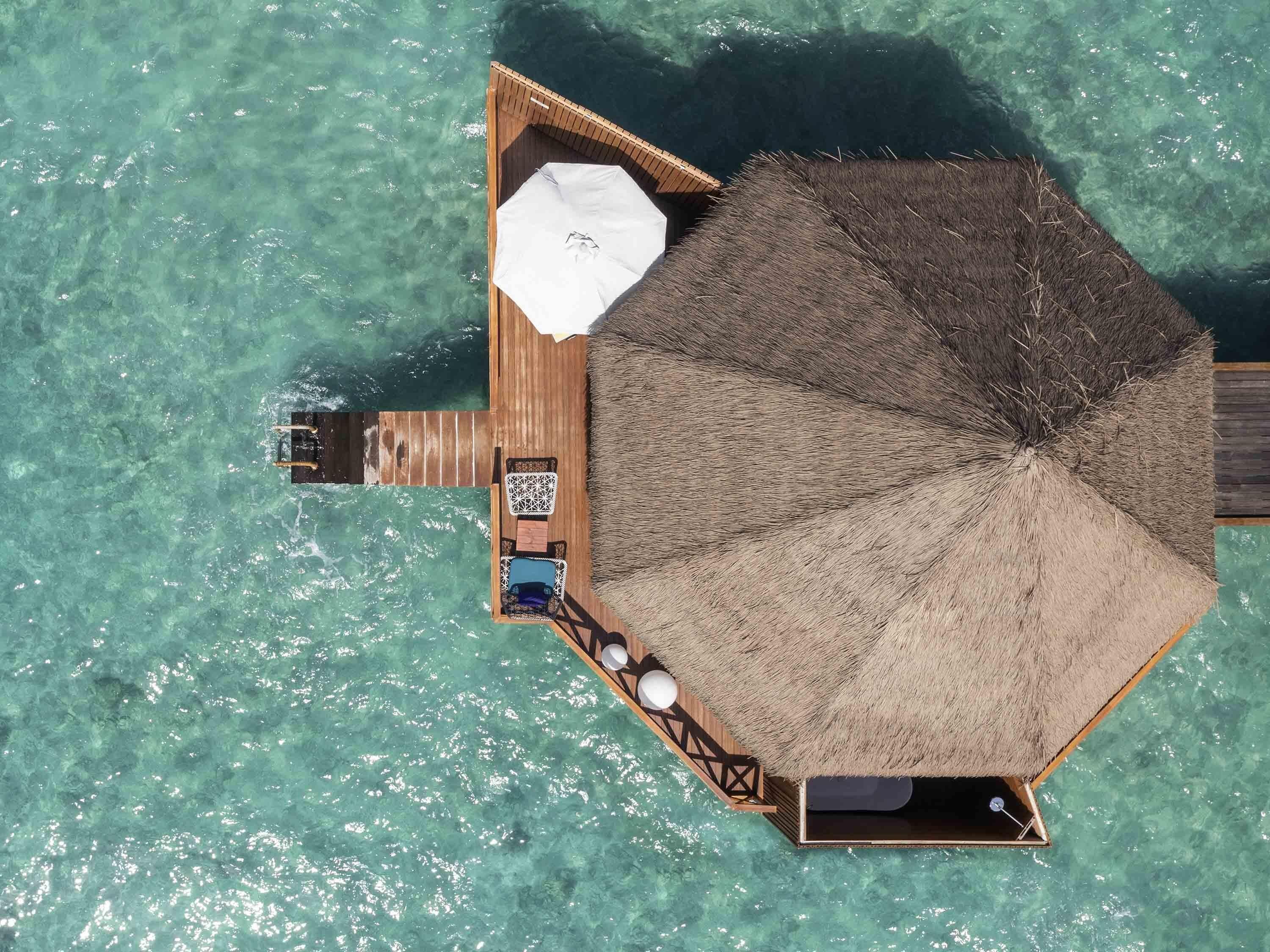 Villa, op het water | Luxe beddengoed, een minibar, een kluis op de kamer, een bureau