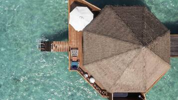 Villa, op het water | Luxe beddengoed, een minibar, een kluis op de kamer, een bureau