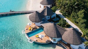 Villa, 4 slaapkamers | Luxe beddengoed, een minibar, een kluis op de kamer, een bureau