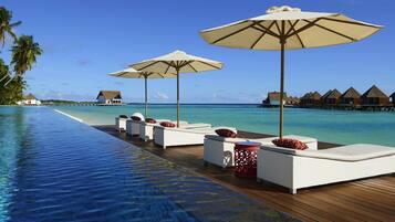 Una piscina al aire libre (de 07:00 a 21:00), sombrillas, tumbonas