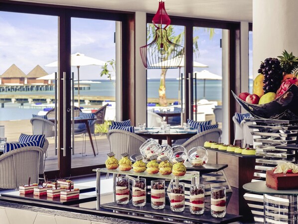 2 restaurants, breakfast, lunch, dinner served; international cuisine - Mercure Maldives Kooddoo Adult-Only Resort (Kooddoo)
