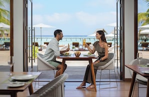 2 restaurants, spécialités Cuisine internationale