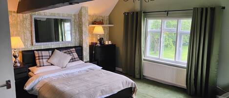 高級寝具、客室ごとに異なる装飾、客室ごとに異なるインテリア、アイロン / アイロン台