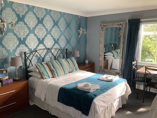 Double Room (Topaz) | Peralatan tempat tidur premium, dihias secara berasingan 