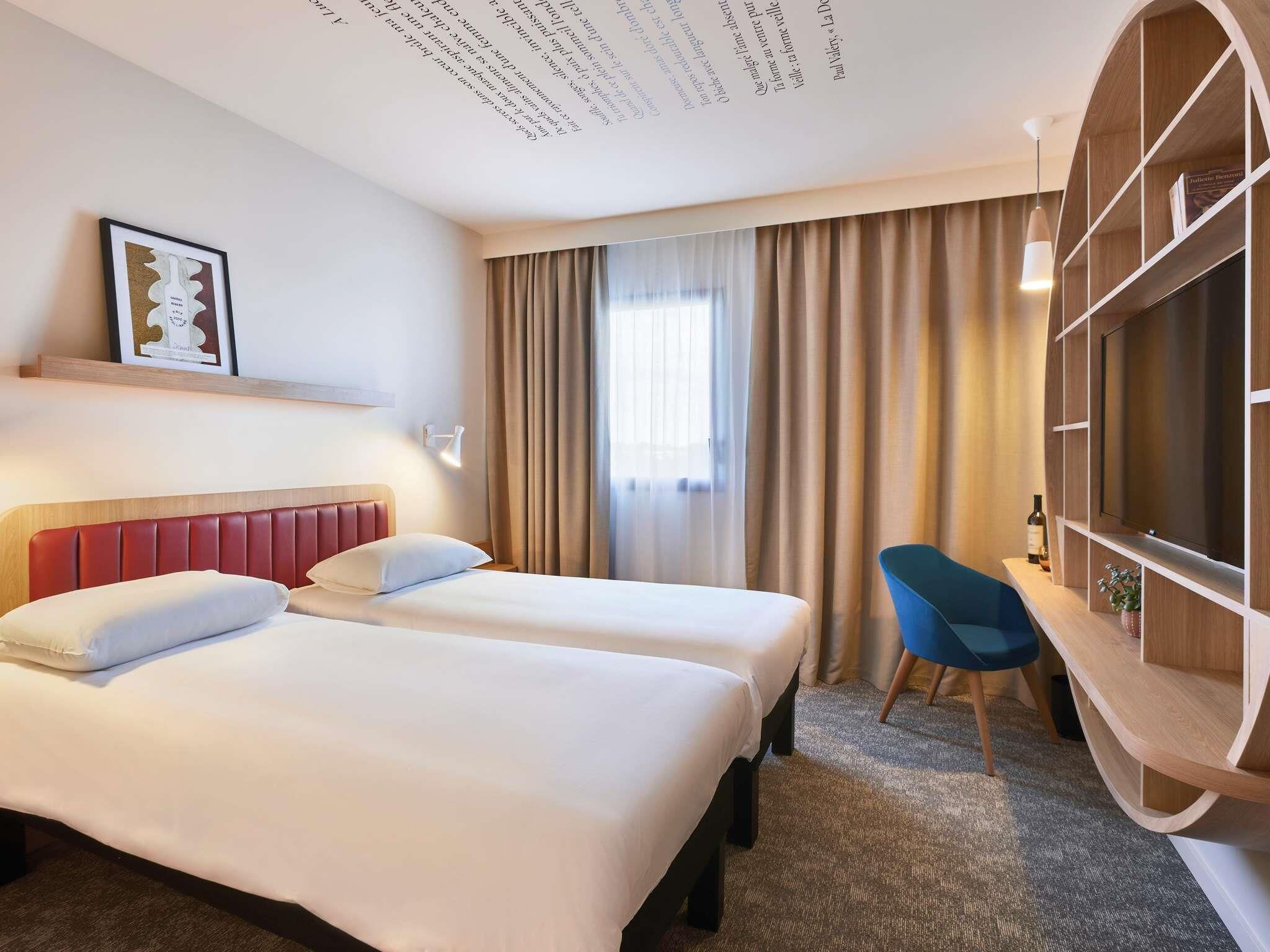 Standard Room, 2 Twin Beds | Desk, soundproofing, iron/ironing board, free WiFi