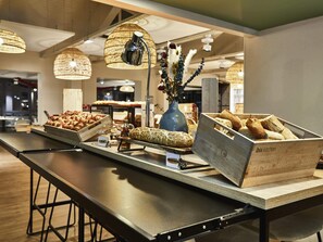 Kontinental frukost varje dag (EUR 13.90 per person)