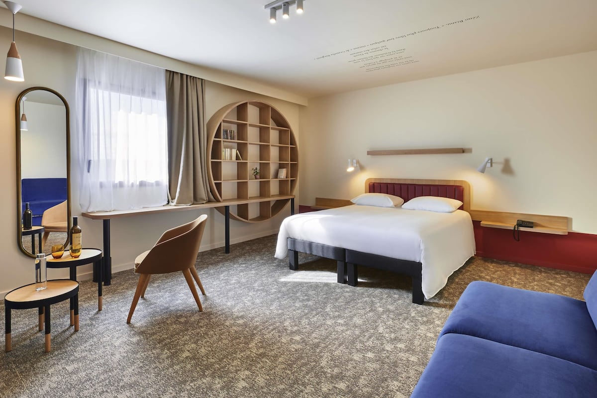 Desk, soundproofing, iron/ironing board, free WiFi