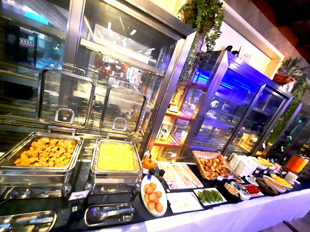 breakfast, lunch, dinner served; international cuisine