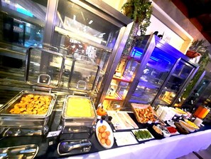 供应早餐、午餐和晚餐