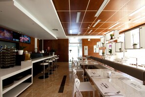 供應早餐、午餐和晚餐，國際料理