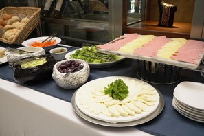 Café da manhã com buffet todos os dias mediante uma taxa