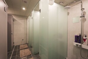Regadera, amenidades de baño gratuitas, secadora de cabello, toallas