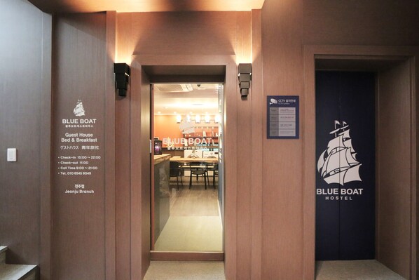 Majoituspaikan sisäänkäynti