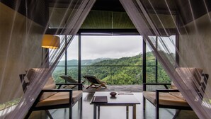 Mountain View Chalet | In-room safe, desk, laptop workspace, WiFi (free) - Santani Wellness Kandy (Medadumbara)
