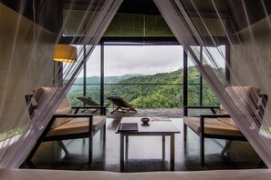 Luksushuone, vuoristonäköala | Tallelokero huoneessa, yksilöllisesti kalustettu, työpöytä