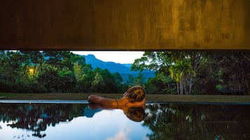 Salas de tratamiento para parejas, un sauna, una bañera de hidromasaje