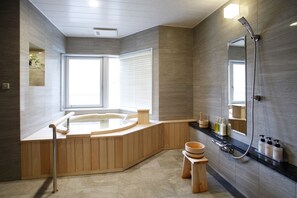 Een douche, gratis toiletartikelen, een haardroger, pantoffels