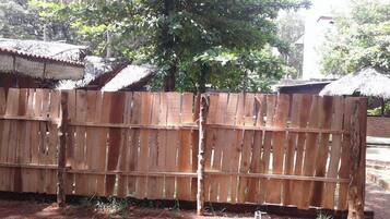 Une clôture en bois avec un arbre en arrière-plan.