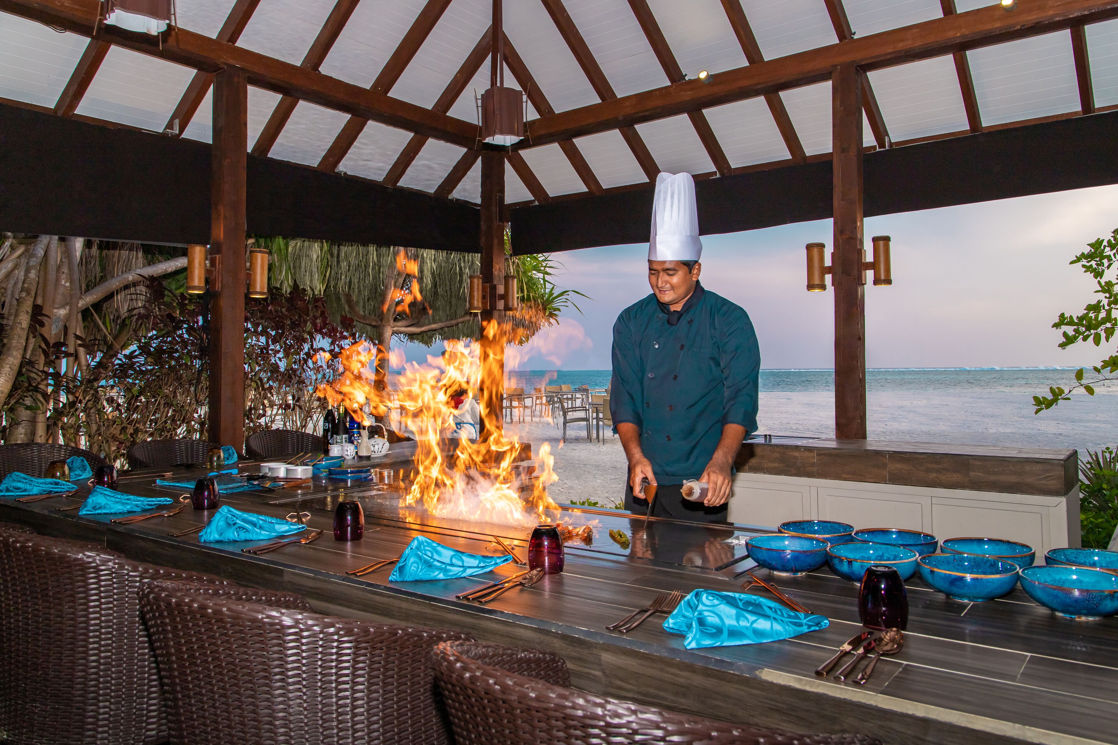 3 restaurants, breakfast, lunch, dinner served; international cuisine