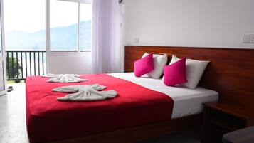 Chambre Double Classique | Salle de bain | Douche, articles de toilette gratuits, serviettes fournies
