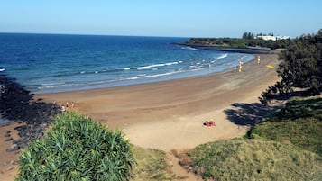 Una playa cerca, arena blanca