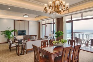 Superior Family Suite | Servicio de comidas en la habitación