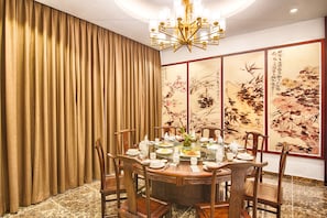 2 restaurants, international cuisine