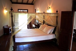 Caja de seguridad en la habitación y escritorio 