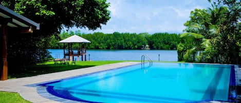 Kolam renang terbuka